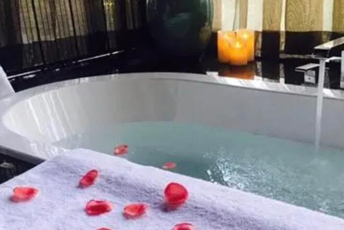 南京鼓楼区水疗池中的失重冥想：当身体学会漂浮